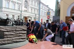Возложение цветов памятнику Бесланской трагедии в День защиты детей, Москва, 1 июня 2014 года